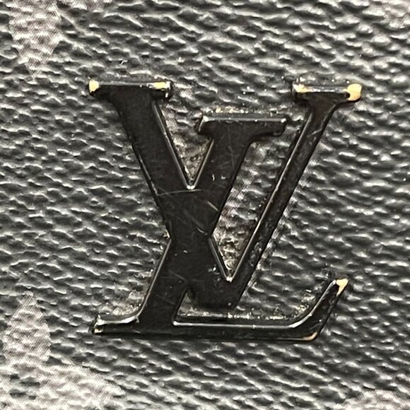 Louis Vuitton District PM Damier Graphite Messenger Bag (144716) - Picture 13 of 16